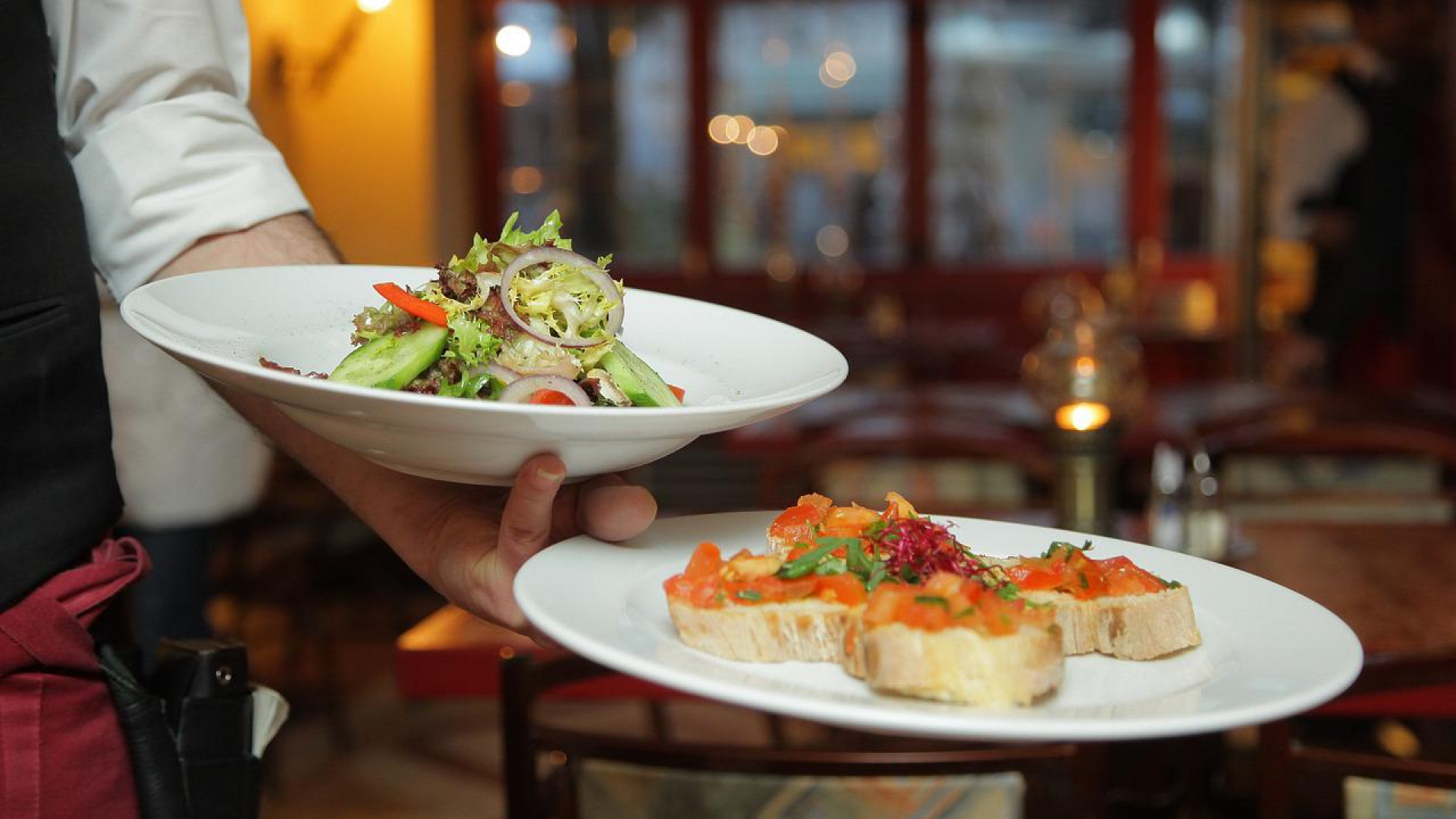 Restaurant : pourquoi choisir les chariots de service en inox ?