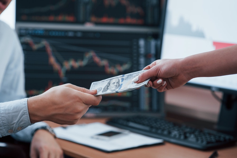 Le salaire brut pour 2200 euros net à travers les pays : comparaison et analyse
