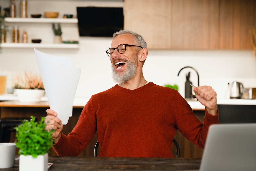 Comprendre et calculer le complément de salaire avec la Mgen