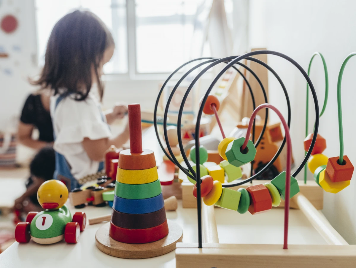 Défis de la certification et de l'authenticité des jouets Montessori : un enjeu majeur pour les éducateurs et les parents