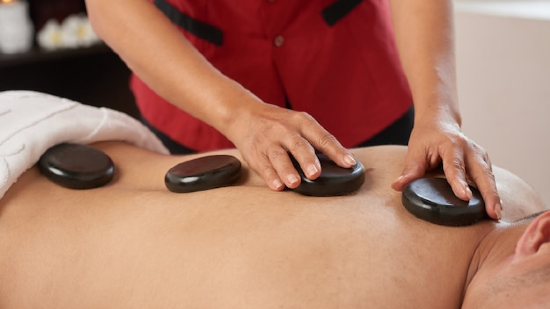 Apprenez le massage aux pierres chaudes avec des formateurs certifiés